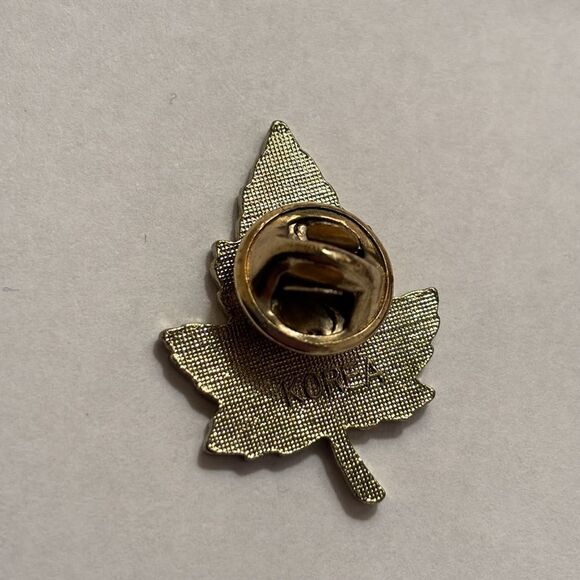 Women’s Orange and green gold tone maple leaf lapel pin brooch - Picture 2 of 3